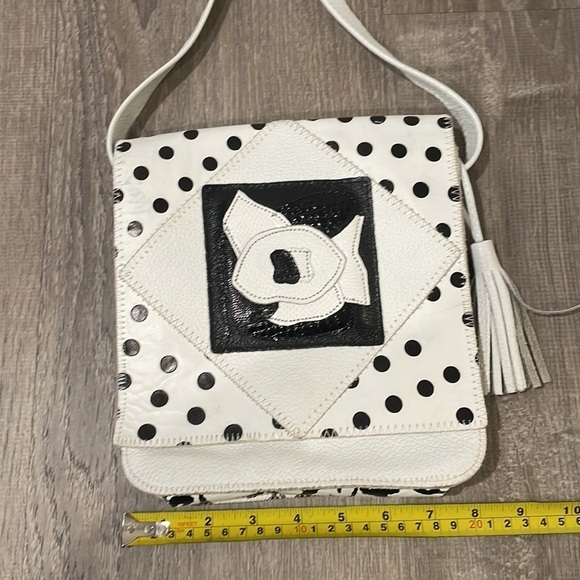 Black and White Purse - Picture 7 of 8